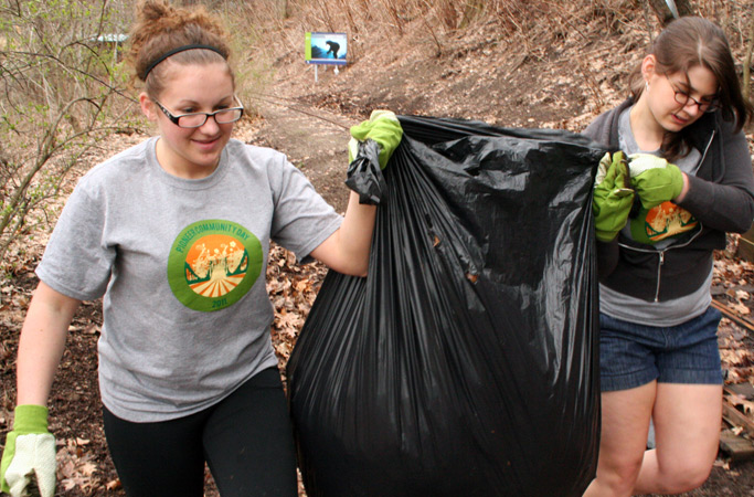 Students help clean up around the Pittsburgh Zoo during Pioneer Day 2011.