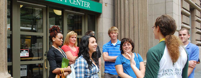 A Point Park student leads a tour of campus for prospective students and their families. | Photo by Stephanie Jackson