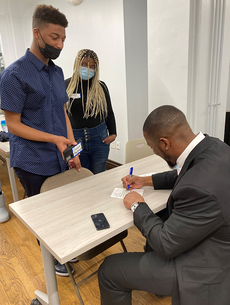 Former Pittsburgh Steeler Willie Parker signs autographs for students at the Cooper Gibson orientation event. Submitted photo.