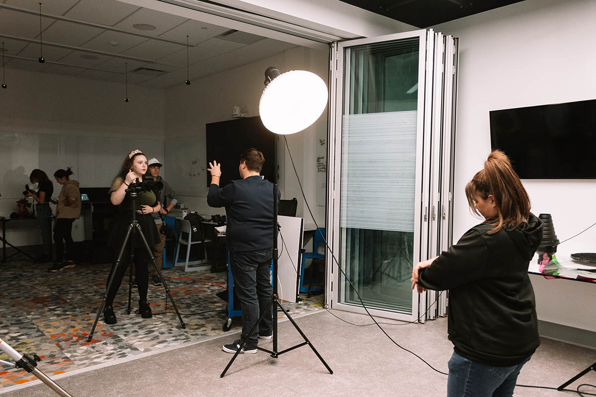 Point Park’s Photography Collective welcomed Adam Milliron, a food, product and lifestyle photographer to the Center for Media Innovation. Milliron shared lighting and photographic techniques and more during his on-campus visit.