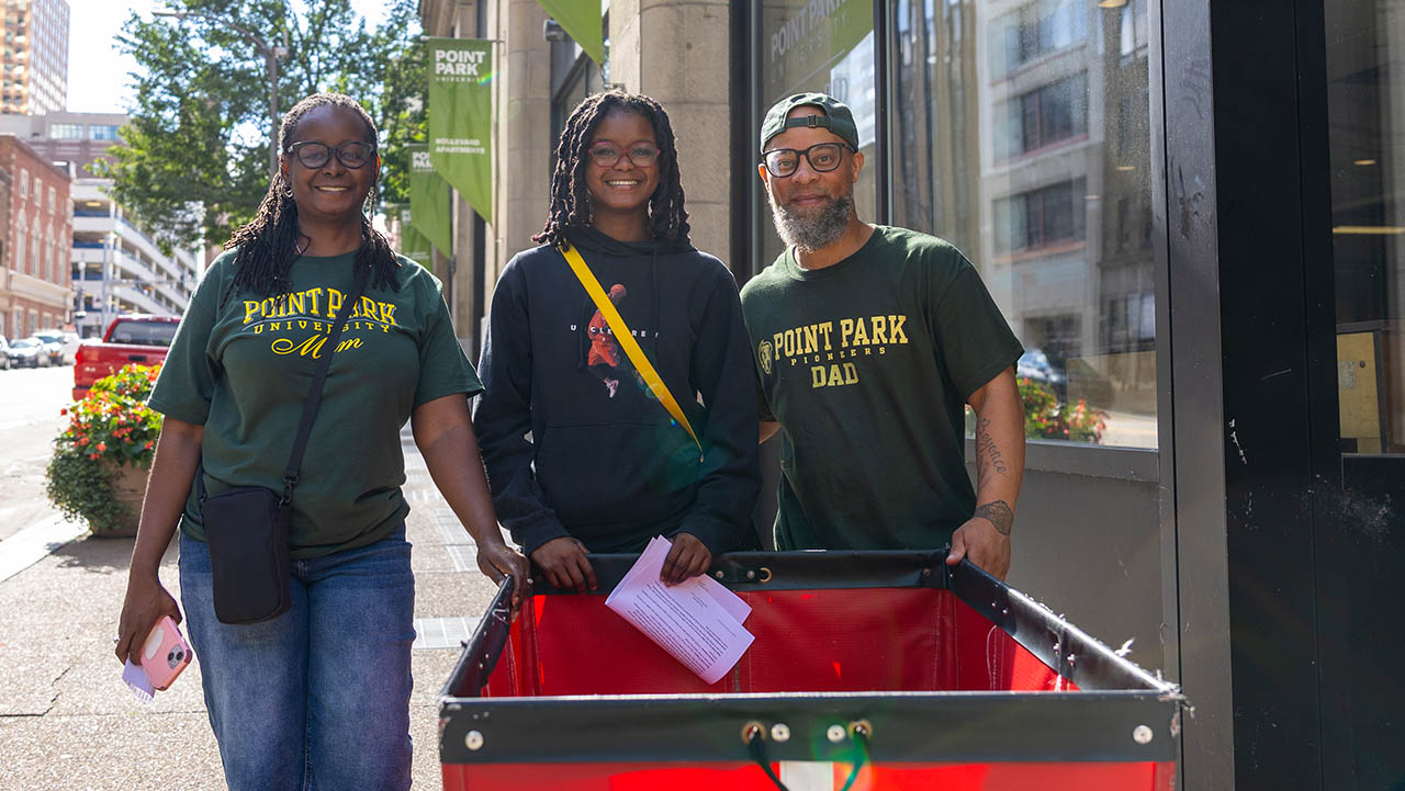Photos of a student with her parents moving in to campus. Photo | Paul Koontz
