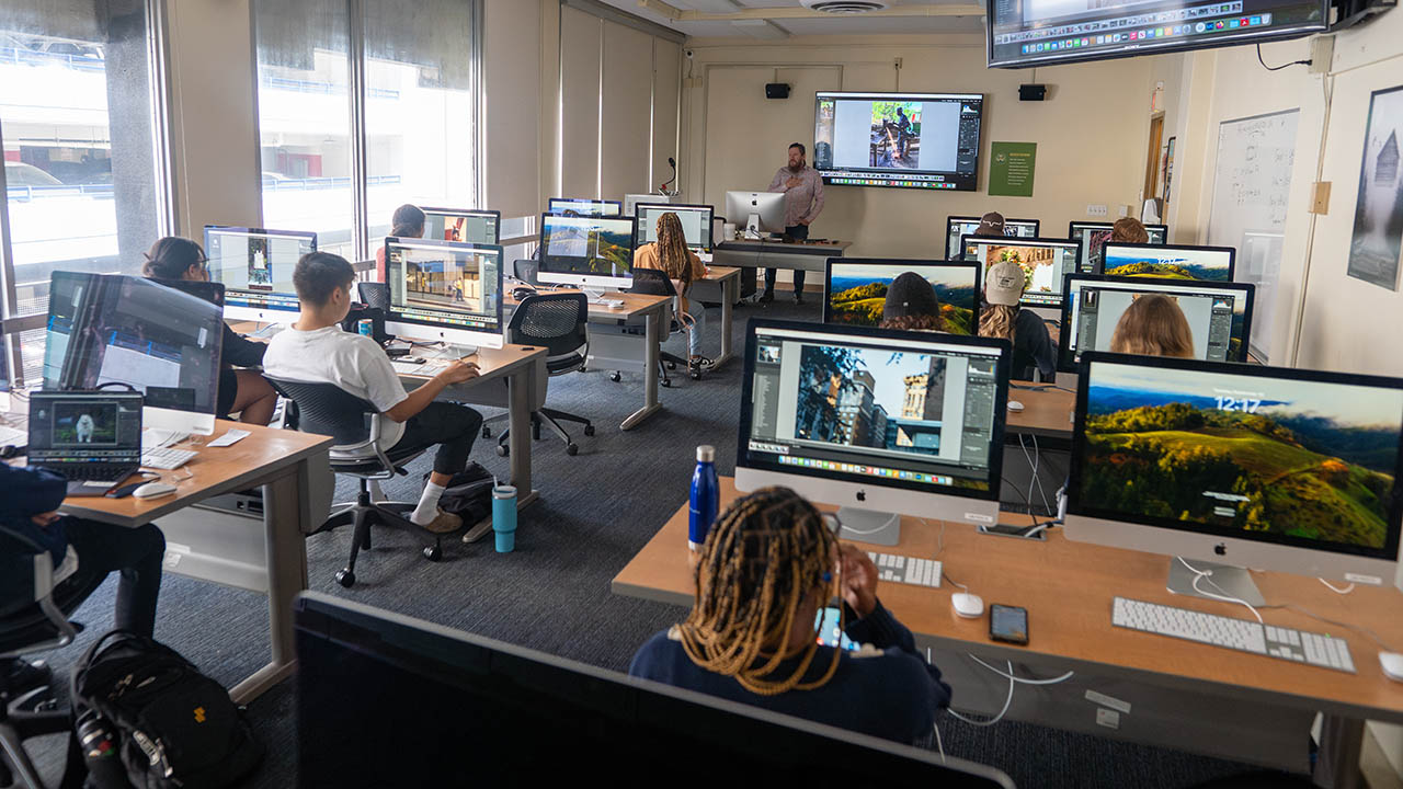 Professor Chris Rolinson teaches a photography class. Photo | Randall Coleman