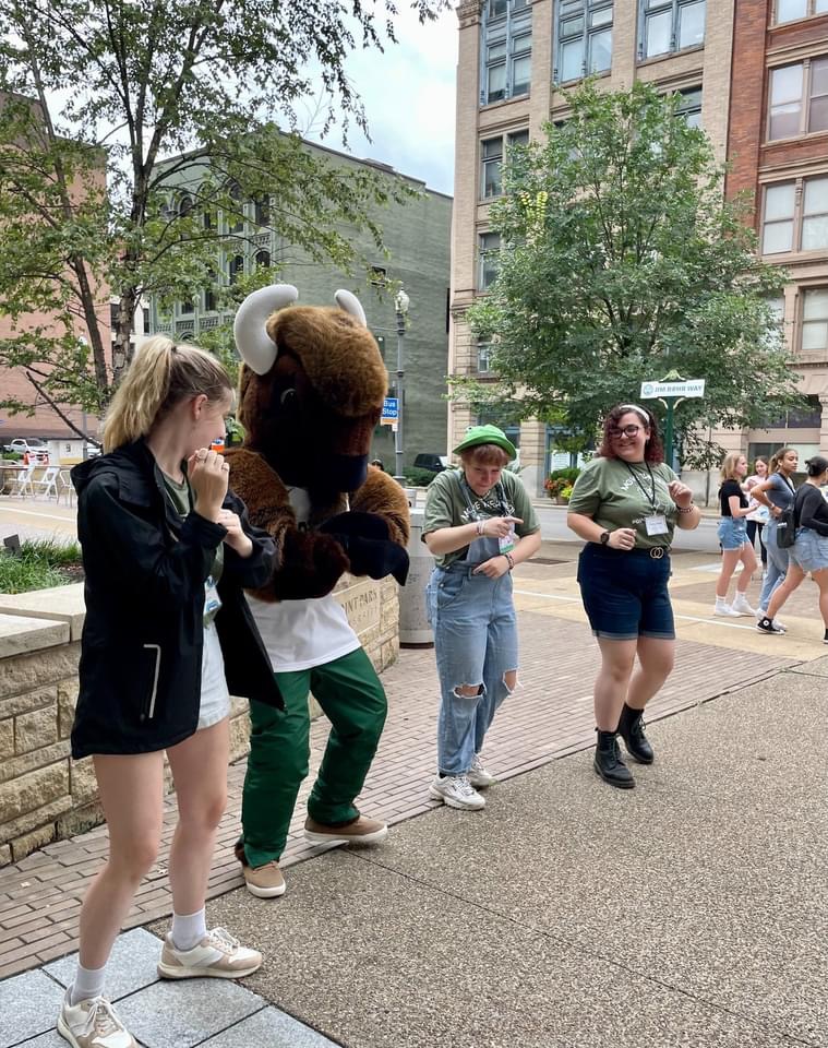 Pioneer Ambassadors dancing with Black Diamond at Move-in