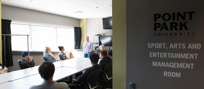 SAEM Associate Professor Steve Tanzilli, J.D., talks to students at the SAEM High School Workshop at Stage AE. | Photo by Chris Rolinson