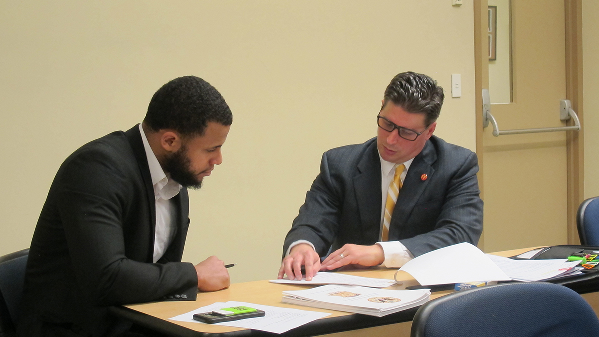 Pictured are U.S. Supreme Court Police Sergeants Charmaine Carr and Mark Hosier with Point Park criminal justice students. Photo by Amanda Dabbs