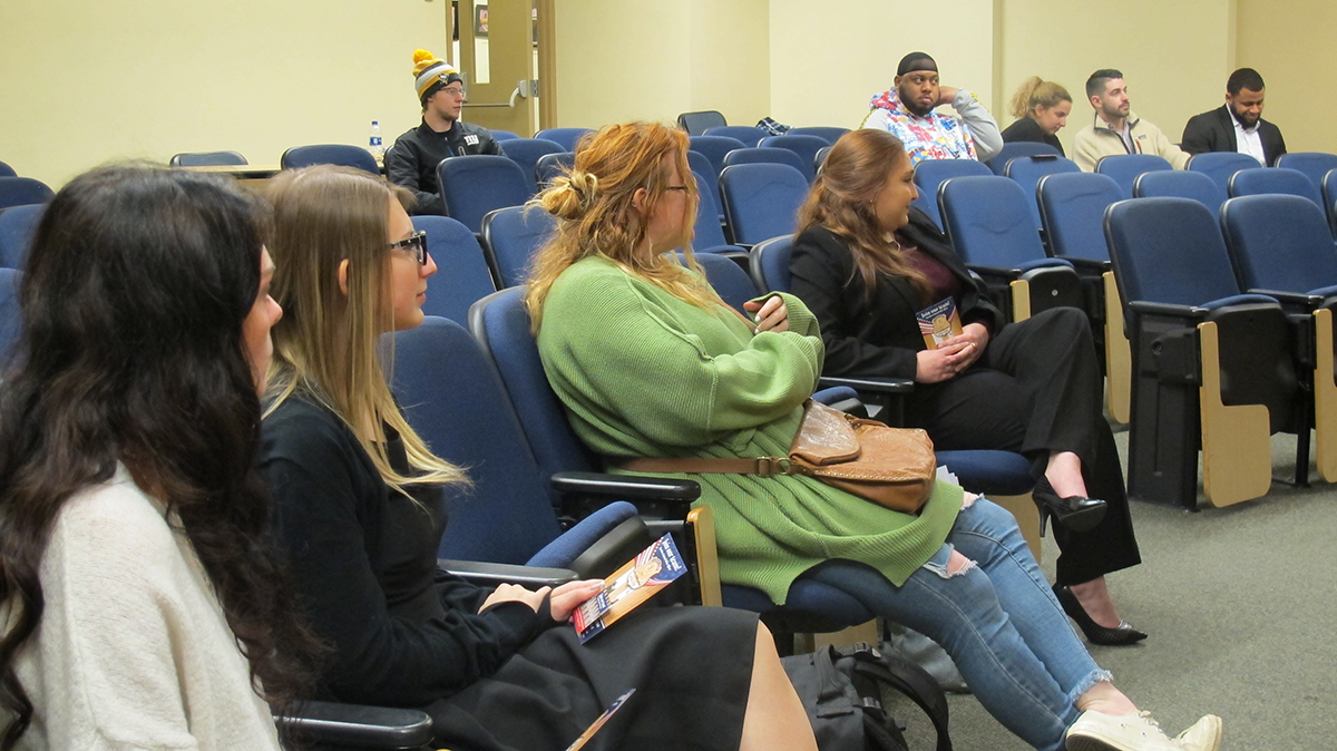 Pictured are U.S. Supreme Court Police Sergeants Charmaine Carr and Mark Hosier with Point Park criminal justice students. Photo by Amanda Dabbs