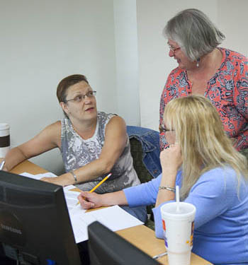 Students talk with School of Business Professor Elaine Luther, D.Sc. in the HR Policies in Electronic Communications class.