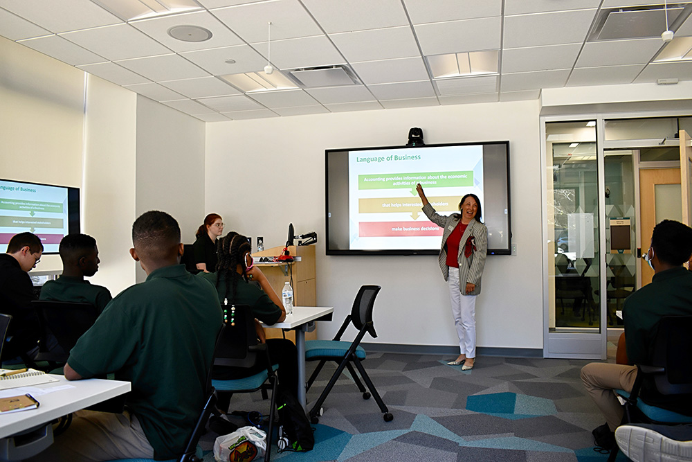 Professor Jayne Olshanski teaches students in ACAP. Photo by Nicole Chynoweth