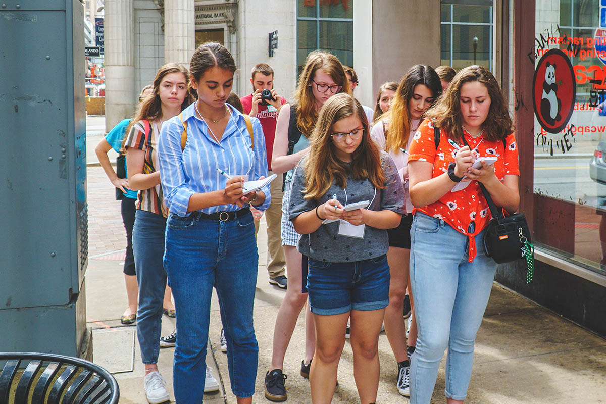 High school journalism workshop participants working on their news stories in Downtown Pittsburgh. Photo | Emma Federkeil