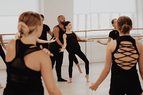 Jazz alumnus James Washington Manning '11 teaching a dance class.