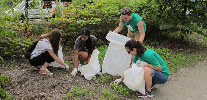 Honors students perform community service at the Eliza Furnace Trail in Downtown Pittsburgh. Photo | Gina Puppo