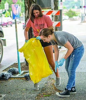 Honors Students volunteer in Downtown Pittsburgh.